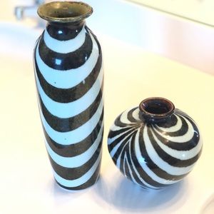 Tall and small vase in black and white.